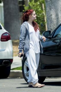 Ariel Winter feet photo thumbnail