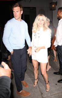 Julianne Hough feet photo thumbnail