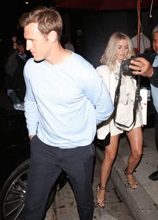 Julianne Hough feet photo thumbnail