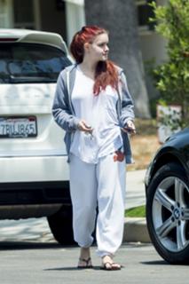 Ariel Winter feet photo thumbnail