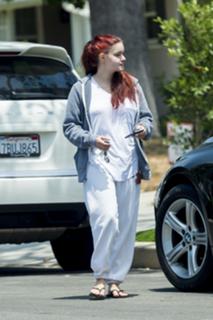 Ariel Winter feet photo thumbnail