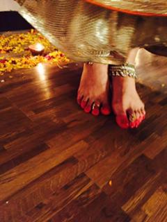 Mouni Roy feet photo thumbnail