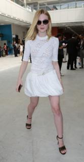 Elle Fanning feet photo thumbnail