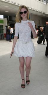 Elle Fanning feet photo thumbnail