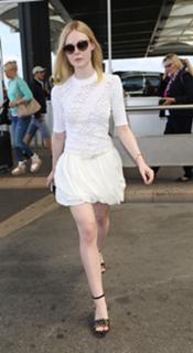Elle Fanning feet photo thumbnail