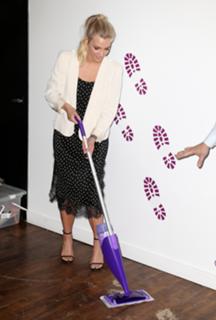 Ashlee Simpson feet photo thumbnail