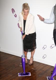 Ashlee Simpson feet photo thumbnail