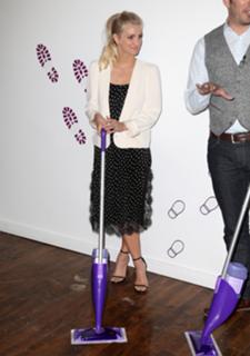 Ashlee Simpson feet photo thumbnail