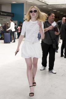 Elle Fanning feet photo thumbnail