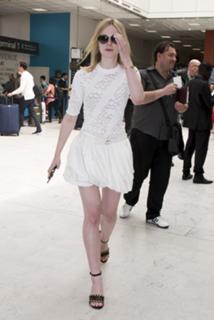 Elle Fanning feet photo thumbnail