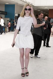 Elle Fanning feet photo thumbnail