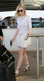 Elle Fanning feet photo thumbnail