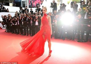 Rosie Huntington-Whiteley feet photo thumbnail