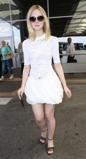 Elle Fanning feet photo thumbnail