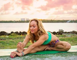 Kino MacGregor feet photo thumbnail
