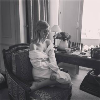 Elle Fanning feet photo thumbnail