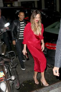 Chrissy Teigen feet photo thumbnail