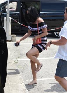 Katy Perry feet photo thumbnail