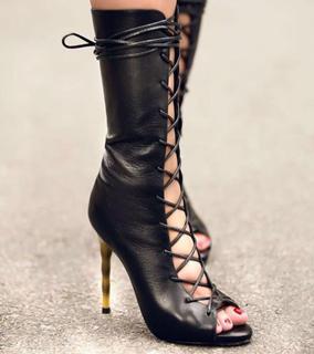 Isis Valverde feet photo thumbnail