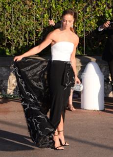 Nina Agdal feet photo thumbnail