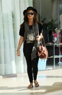 Demi Lovato feet photo thumbnail