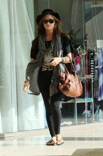 Demi Lovato feet photo thumbnail