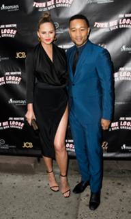 Chrissy Teigen feet photo thumbnail