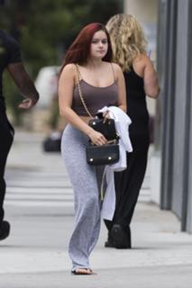 Ariel Winter feet photo thumbnail