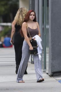 Ariel Winter feet photo thumbnail