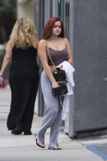 Ariel Winter feet photo thumbnail