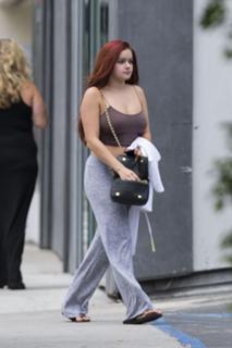 Ariel Winter feet photo thumbnail
