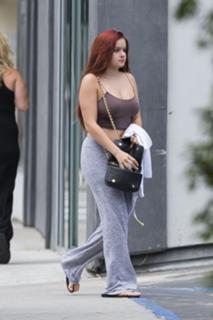 Ariel Winter feet photo thumbnail