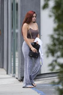 Ariel Winter feet photo thumbnail