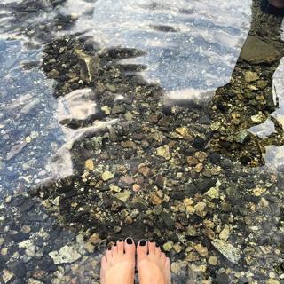 Isis Valverde feet photo thumbnail