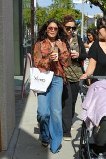 Vanessa Hudgens feet photo thumbnail