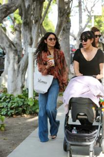 Vanessa Hudgens feet photo thumbnail