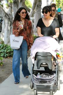 Vanessa Hudgens feet photo thumbnail