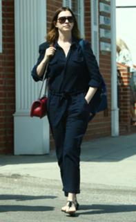 Anne Hathaway feet photo thumbnail