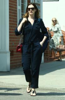Anne Hathaway feet photo thumbnail