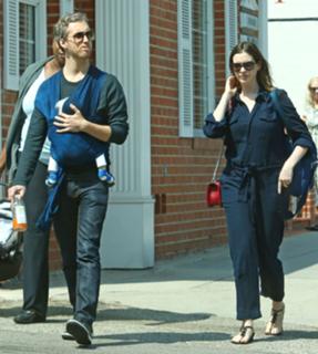 Anne Hathaway feet photo thumbnail