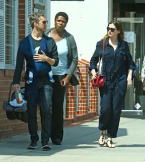 Anne Hathaway feet photo thumbnail