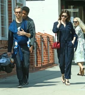 Anne Hathaway feet photo thumbnail