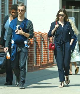 Anne Hathaway feet photo thumbnail