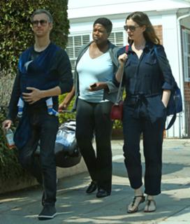 Anne Hathaway feet photo thumbnail