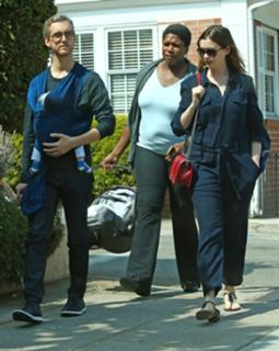 Anne Hathaway feet photo thumbnail