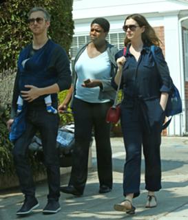 Anne Hathaway feet photo thumbnail