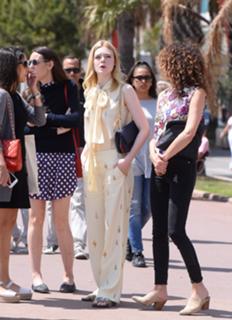Elle Fanning feet photo thumbnail