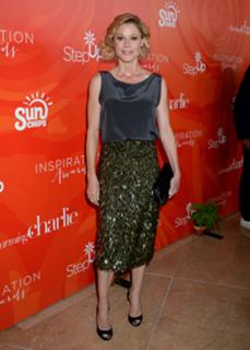Julie Bowen feet photo thumbnail