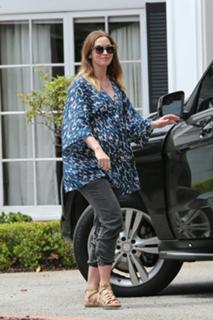 Emily Blunt feet photo thumbnail