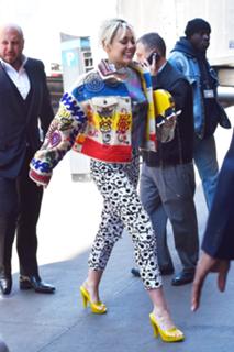 Miley Cyrus feet photo thumbnail